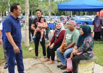 HASNI MOHAMMAD beramah mesra dengan pengunjung di Hutan Bandar Simpang Renggam, Kluang.