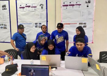FATHUL Bari Mat Jahya (tiga dari kiri) meninjau perjalanan kelas teknologi AI di Pejabat Better Nation, Seriab, Kangar, Perlis hari ini.- UTUSAN/IZLIZAN OTHMAN