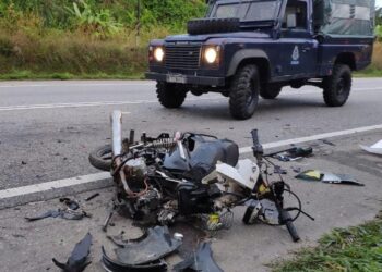 KEADAAN motosikal pasangan suami isteri yang maut dalam kemalangan jalan raya di Kilometer 16, Bentong ke Raub di Bentong, Pahang. - FOTO IHSAN IPD BENTONG