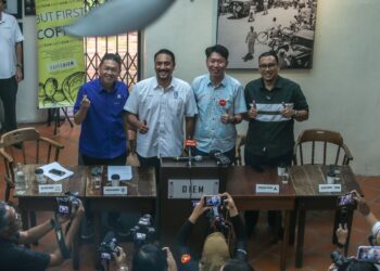 CALON-calon Parlimen Alor Setar (dari kiri) Tan Chee Hiong; Nuhairi Rahmat; Simon Ooi Tzen Min dan Afnan Hamimi Taib Azamudden ketika hadir ke sesi dialog bersama rakyat di Pekan Cina, Alor Setar. - UTUSAN/ SHAHIR NOORDIN
