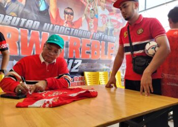 ANNUAR Musa (kiri) sempat meluangkan masa untuk melayan penyokong TRW pada Sambutan Ulangtahun 10 Tahun TRW Treble di Kota Bharu, Kelantan.-UTUSAN/MUSTAQIM MOHAMED