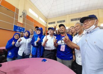 DR. ADHAM BABA bersama Manndzri dan Halimah hadir Majlis Ramah Mesra Masyarakat Tenggara di Dewan Sri Kembaran, Bandar Tenggara, Kota Tinggi.