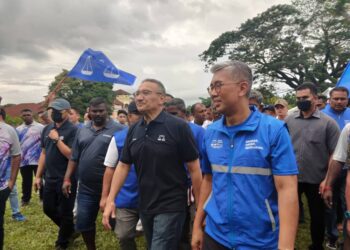 HISHAMMUDDIN Tun Hussien beramah mesra dengan rakyat pada Karnival Sukan Bola Sepak bersama Masyarakat India di Padang Bestari Jaya, Kuala Selangor, Selangor, petang tadi. -UTUSAN/ ISKANDAR SHAH MOHAMED