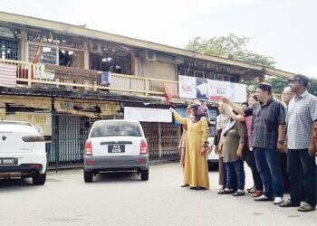 SEKUMPULAN peniaga menunjukkan kesan kebakaran yang masih belum dibaiki menyebabkan perniagaan mereka tidak boleh beroperasi di Jalan Peteri, Sungai Petani, Kedah – UTUSAN/OTHMAN YAHAYA