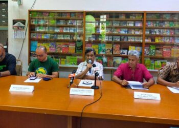 MOHIDEEN Abdul Kader (tengah) dan beberapa wakil NGO alam sekitar dalam sidang akhbar di Pejabat CAP, George Town, Pulau Pinang hari ini.