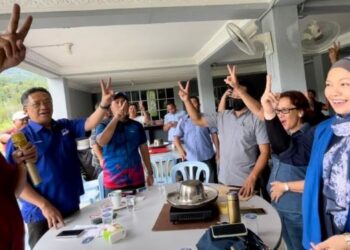 ABDUL Rahman Dahlan (dua kiri) bersama isterinya, Datin Seri Norazlina Awang Had (kanan) semasa perjumpaan bersama JPKK di Kota Belud hari ini.