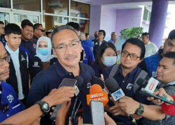 HISHAMMUDDIN Tun Hussein bercakap kepada pemberita ketika ditemui pada Majlis Ramah Mesra bersama calon BN kerusi Parlimen Jasin, Datuk Roslan Ahmad di Dewan Alamanda, Jasin, Melaka. - UTUSAN/AMRAN MULUP