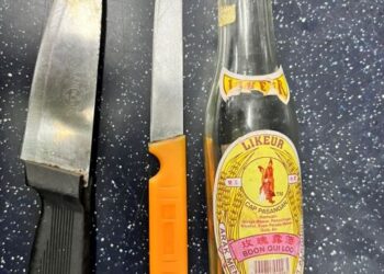 SENJATA yang digunakan seorang lelaki ketika cuba menyerang seorang penceramah di sebuah surau di Taman Universiti, Skudai.