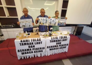 IBRAHIM Che Rose (tengah) dalam sidang akhbar mengenai pendirian nelayan yang menyokong parti yang menolak projek tambak laut dalam sidang akhbar di Batu Maung, Pulau Pinang hari ini. - Pix IQBAL HAMDAN