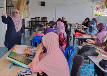 MAS ERMIEYATI Samsudin (kiri) beramah mesra bersama penduduk Taman Sri Aman di Masjid Tanah, Melaka. - UTUSAN/MUHAMMAD SHAHIZAM TAZALI