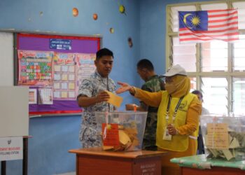 ANGGOTA tentera di Pangkalan TLDM Lumut menunaikan tanggungjawab mengundi awal hari ini. -UTUSAN