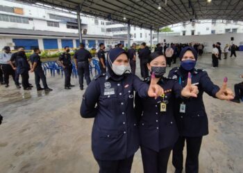 SEBAHAGIAN daripada anggota dan pegawai polis Pulau Pinang beratur untuk menunaikan tanggungjawab sebagai pengundi awal PRU15 di Dewan Mutiara IPK Pulau Pinang, George Town hari ini. - Pix IQBAL HAMDAN