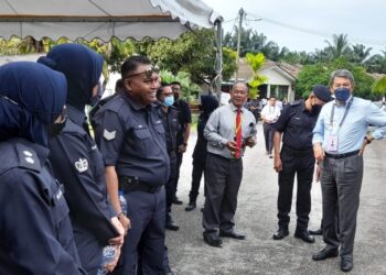 MOHAMAD Hasan hadir meninjau perjalanan proses pengundian awal di IPD Rembau hari ini.