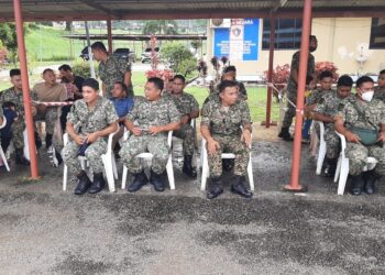 ANGGOTA tentera menunggu untuk proses pengundian awal di SK Terendak 2, Melaka. - UTUSAN/AMRAN MULUP