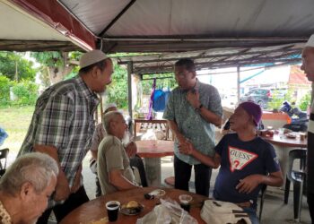 TAKIYUDDIN Hassan (dua dari kanan) ketika turun bersarapan dengan penduduk di Pintu Geng, Kota Bharu, Kelantan hari ini. UTUSAN/MUSTAQIM MOHAMED