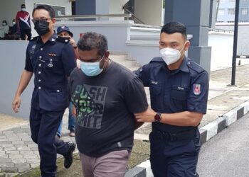 S. Subramaniam dibawa ke Mahkamah Majistret Seremban hari ini bagi didakwa atas pertuduhan menyerang dan menggunakan kekerasan terhadap wartawan portal berita.-UTUSAN/NOR SHAFAWATI YUP.