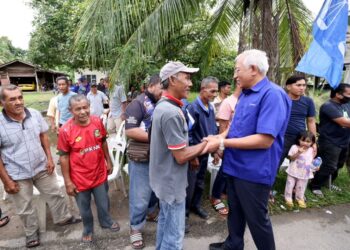 MAHDZIR Khalid (kanan) bersalaman dengan pekebun-pekebun kecil yang hadir ke Majlis Pekebun Kecil Risda Makmur Negeri Kedah di Kampung Musa, Pedu di Padang Terap.