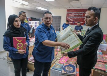 NIK Yusaimi Yusoff (tengah) menunjukkan sebahagian daripada 6,914 naskhah al-Quran tanpa kelulusan KDN pada sidang akhbar di KDN Kedah, Anak Bukit di Alor Setar. - UTUSAN/ SHAHIR NOORDIN