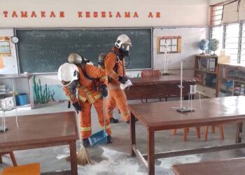 ANGGOTA bomba dan penyelamat membersihkan sisa merkuri yang tumpah di lantai sebuah makmal SK Seri Kulim di Taman Berlian, Kulim.