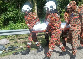 ANGGOTA bomba mengusung mayat wanita yang maut dalam kemalangan jalan raya di Kilometer 74.5 Kuala Terengganu-Kuantan berhampiran persimpangan lampu isyarat Che Lijah, Dungun hari ini.