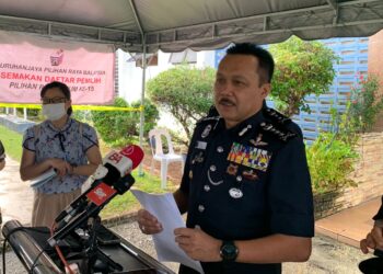 MOHD. Yusri bercakap kepada pemberita dalam sidang akhbar di pusat mengundi di Pusat Latihan Kontinjen Perak, Balai Polis Pasir Puteh, Ipoh hari ini. - UTUSAN
