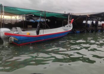 SEBUAH bot tanpa kru yang dijumpai hanyut berhampiran perairan sangkar ikan Batu Maung, Pulau Pinang pagi tadi.