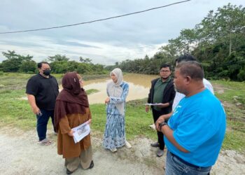 NURUL IZZAH Anwar dan Norlela Ariffin ketika melawat sungai di Kampung Terus, Bukit Mertajam, Pulau Pinang hari ini.