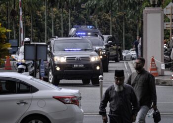 KENDERAAN yang membawa Najib Tun Razak memasuki pekarangan Mahkamah Tinggi Kuala Lumpur bagi prosiding penghujahan kes meminda laporan audit 1MDB. - UTUSAN/FAIZ ALIF AHMAD ZUBIR