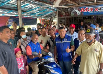RS THANENTHIRAN  (duduk di atas motosikal) pada Program Tukar Minyak Hitam Percuma di Bengkel Udin, Sungai Buaya Nibong Tebal, Pulau Pinang semalam.