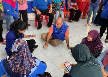 CALON BN kerusi Parlimen Nibong Tebal, RS Thanenthiran sewaktu bertemu penduduk ketika berkempen di sekitar Nibong Tebal, Pulau Pinang semalam.