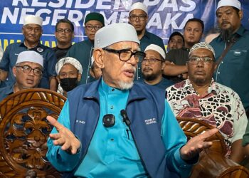 ABDUL HADI Awang bercakap kepada pemberita dalam sidang akhbar selepas Program Santai Petang Bersama Presiden Pas di Taman Desa Cheng Perdana, Tangga Batu, Melaka. - UTUSAN/MUHAMMAD SHAHIZAM TAZALI