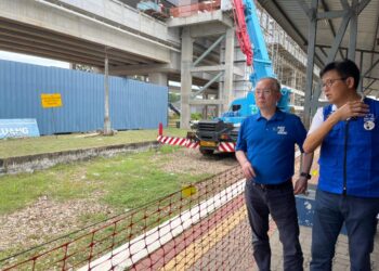 WEE Ka Siong (kiri) dan Calon Barisan Nasional (BN) di Parlimen Kluang, Gan Ping Sieu melihat kerja-kerja pembinaan Projek Landasan Berkembar Elektrik di Stesen Kereta Api Kluang.