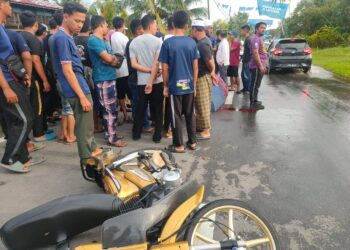 KEADAAN kemalangan yang menyebabkan seorang remaja lelaki berusia 15 tahun maut selepas motosikal yang ditunggangnya melanggar belakang sebuah kereta di Jalan Pasir Gebu, Seberang Perai, Pulau Pinang semalam. Pix SUMBER MEDIA SOSIAL
