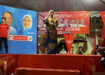 RODZIAH ketika menyampaikan ceramah Jelajah Harapan Datuk Seri Anwar Ibrahim di Tapak Pasar Malam, Bandar Baru Ampang, malam ini.
