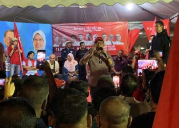 ANWAR Ibrahim ketika menyampaikan  ceramah Jelajah Harapan Datuk Seri Anwar Ibrahim di Tapak Pasar Malam, Bandar Baru Ampang, malam ini sebagai  tanda sokongan kepada calon Parlimen Ampang, Rodziah Ismail. -UTUSAN/AQILAH MIOR KAMARULBAID