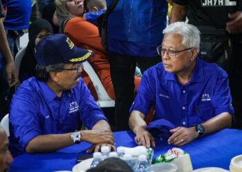 JOHARI Abdul Ghani beramah mesra bersama Ismail Sabri Yaakob ketika Jelajah Santai Anak-Anak Keramat di Titiwangsa.