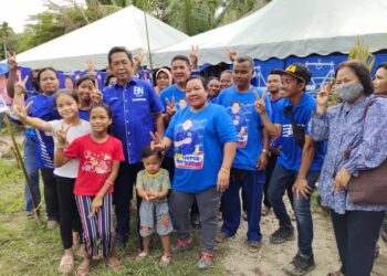 JALALUDDIN Alias bersama penduduk masyarakat Orang Asli pada Program Sukan Rakyat Orang Asli Sungai Sampo, di Jelebu hari ini.-UTUSAN/ NOR AINNA HAMZAH.