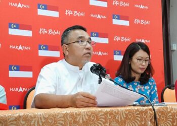 ADLY Zahari (kiri) ketika sidang akhbar khas PH di Graha Amanah di Bukit Katil, Melaka. - UTUSAN/MUHAMMAD SHAHIZAM TAZALI