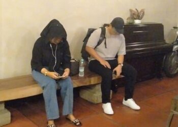 PASANGAN penuntut pergigian sebuah universiti yang ditahan berkhalwat di sebuah hotel di Bakar Arang, Sungai Petani di sini awal pagi tadi. -UTUSAN/OTHMAN YAHAYA