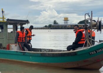 SHAHRULZAMAN Saparuddin (dua, kanan) bersama pasukan penyelamat dan nelayan mencari anaknya, Mohamad Aiman Asyraf yang dikhuatiri lemas berhampiran Pantai Marina, Kemaman, hari ini. - UTUSAN/NIK NUR IZZATUL HAZWANI NIK ADNAN