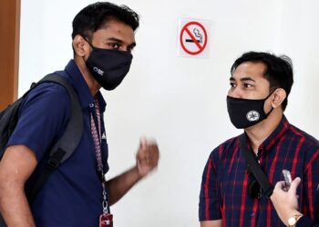 NOOR Azmira Kamarudin, (kanan) ketika tiba di Kompleks Mahkamah Klang, Klang, Selangor hari ini-UTUSAN/ AFIQ RAZALI