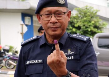 ARJUNAIDI Mohamed menunjukkan jari selepas selesai mengundi awal di di Ibu Pejabat Polis Kontinjen (IPK) Selangor, Shah Alam, Selangor.