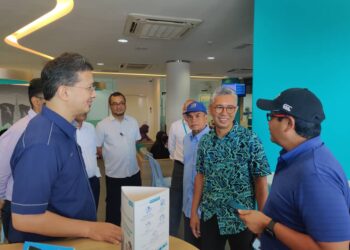 TENGKU ZAFRUL Tengku Abdul Aziz 
mengadakan lawatan di BSN Cawangan Kuala Selangor, Kuala Selangor, Selangor. -UTUSAN/ ISKANDAR SHAH MOHAMED