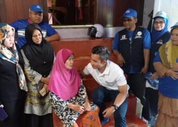 SHAHRIL SUFIAN Hamdan berbual mesra dengan seorang warga emas Sapiah Manap, 85, sewaktu Program Ziarah Kasih di Kampung Rembia, Solok Jeram, Alor Gajah, Melaka. - UTUSAN/AMRAN MULUP