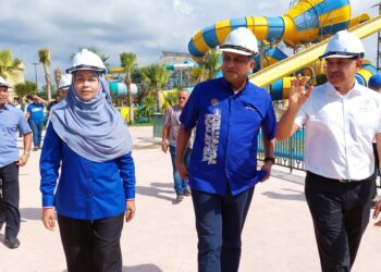 REEZAL MERICAN Naina Merican (dua dari kanan) ketika meninjau pembangunan projek Bertam Resort & Water Park di Kepala Batas, Pulau Pinang hari ini.