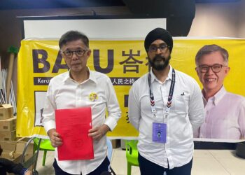 TIAN CHUA (kiri) menunjukkan SD yang dilakukan sebagai tanda sokongannya kepada Anwar Ibrahim dan juga bukti bahawa beliau tidak berpaling tadah daripada PH di ibu pejabatnua, Kuala Lumpur - UTUSAN/ARIF AIMAN ASROL