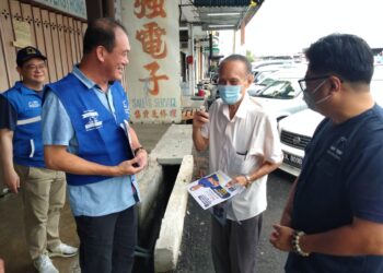 CALON BN kerusi Parlimen Batu Kawan, Datuk Tan Lee Huat ketika turun berkempen di sekitar Jalan Gan Chai Leng, Perai, Pulau Pinang semalam.