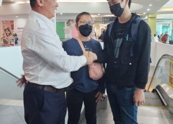 JOHNNY CH’NG bersama mangsa sindiket pekerjaan luar negara yang berjaya dibawa pulang, Koh Sheng Yur dan ibunya, Madam Loke di LTAPP, Bayan Lepas, Pulau Pinang hari ini.