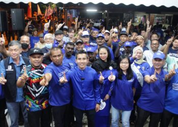 SHAHRIL SUFIAN Hamdan (tengah) bergambar bersama jentera BN pada Program ‘Alor Gajah, Izinkan Saya’ di Bilik Gerakan Cawangan Gangsa Selatan, Durian Tunggal, Melaka. - UTUSAN/RASUL AZLI SAMAD