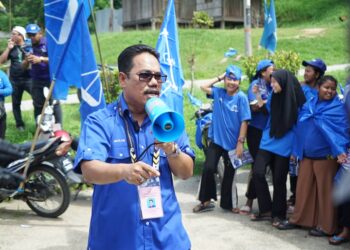 MAZLAN Abd. Rahman berkempen di Kampung Orang Asli Chadak Ulu Kinta dekat Ipoh semalam. - UTUSAN